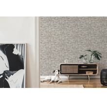 Wohnzimmer mit Steinoptik Tapete, Kommode und Hund
