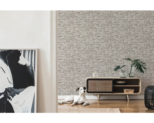 Wohnzimmer mit Steinoptik Tapete, Kommode und Hund