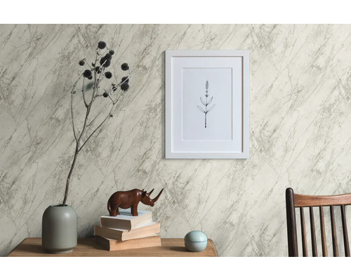 Dekoratives Zimmer mit gemusterter Tapete, Bild und Accessoires