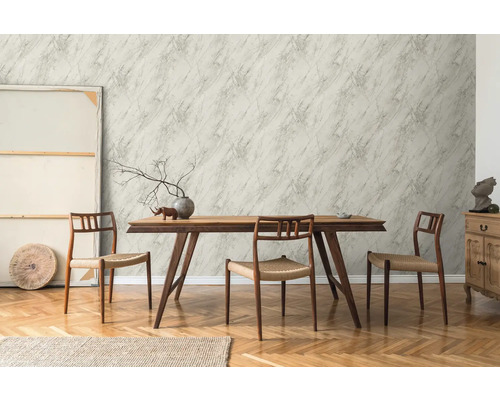 Heller Raum mit Esstisch, Stühlen und Marmortapete
