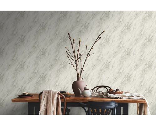 Wand mit Marmortapete, Esstisch mit Geschirr und Dekoration