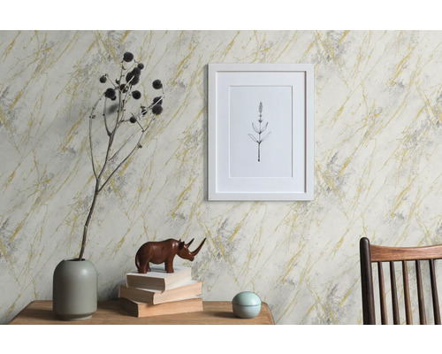 Wohnraum mit gemusterter Tapete, Dekoration und Möbeln