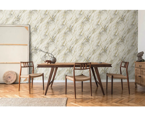 Esszimmer mit Holztisch, Stühlen und Tapete mit Marmormuster