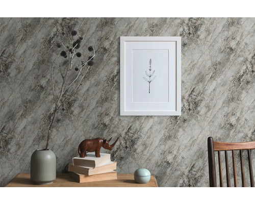 Dekoratives Zimmer mit gemusterter Tapete, Tisch, Vase, Bild und Dekorationen