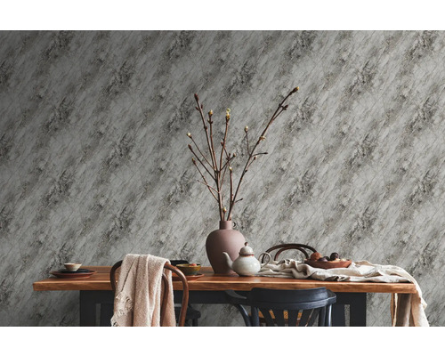 Esstisch mit Geschirr, Dekoration und Tapete mit Marmormuster für eine helle und organisierte Atmosphäre.