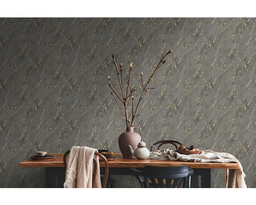 Dekoratives Wohnambiente mit grauer und goldfarbener Marmor-Tapete