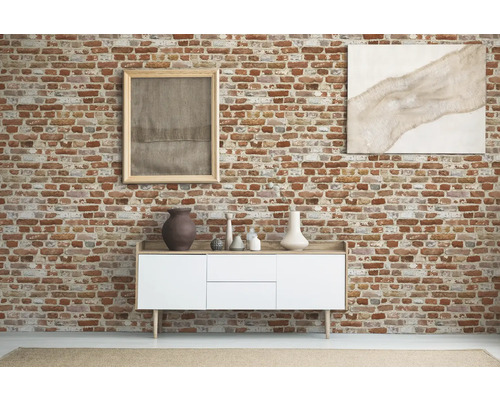 Wohnraum mit Backsteinmauer, Kommode, Vasen und Bildern