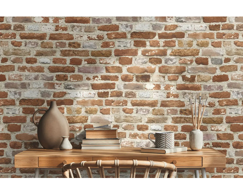 Fototapete mit Backsteinmuster hinter einem Holztisch mit Dekorationsgegenständen