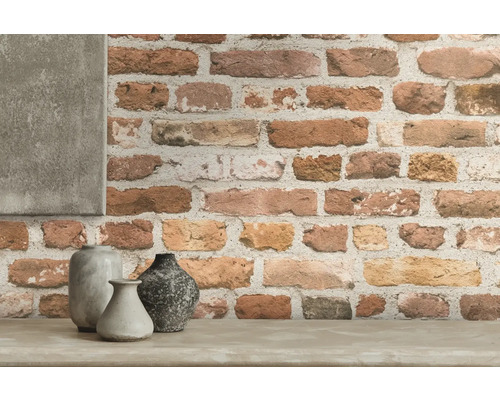 Tapete mit Backsteinmuster und drei Vasen