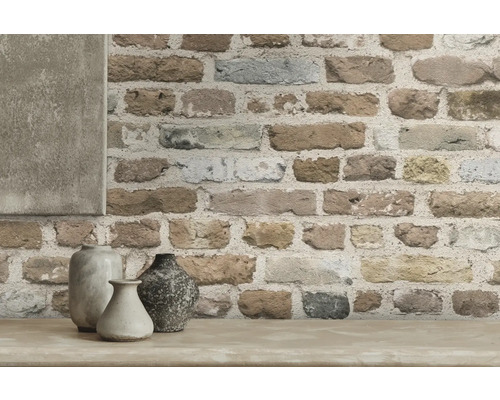 Wandgestaltung mit Steinoptik und drei Vasen