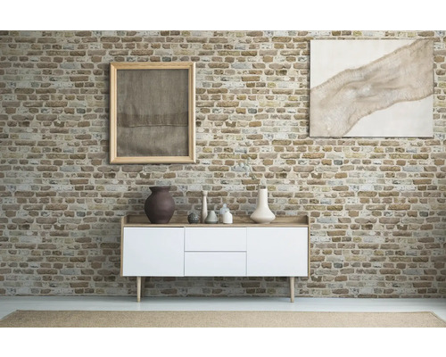 Wohnzimmer mit Kommode, Dekoration und Bildern an einer Ziegelwand