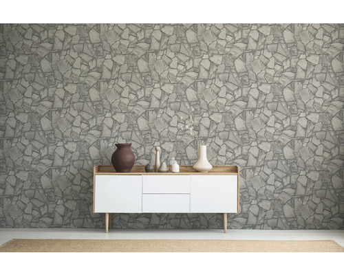 Dekoratives Interieur mit Steintapete und Sideboard