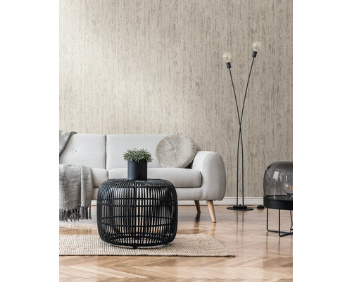 Wohnzimmer mit beiger Strukturtapete, Sofa und schwarzem Korbtisch