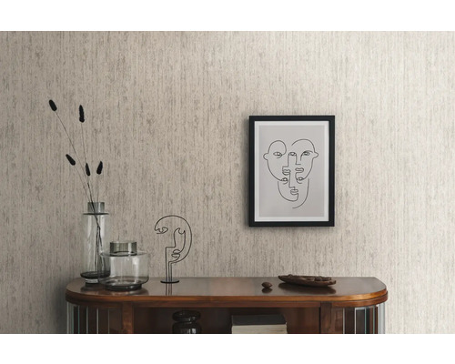 Szene mit gemusterter Tapete, Kommode, Vasen, Dekoration und gerahmtem Bild