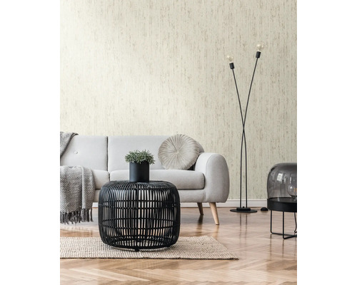 Wohnzimmer mit heller Tapete und modernen Möbeln