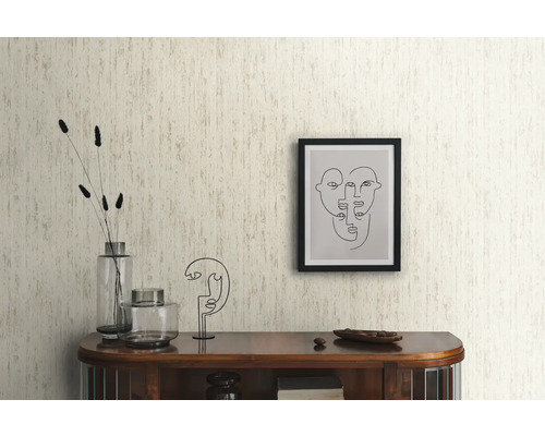 Wohnraum mit gemusterter Tapete, Kommode und Dekoartikeln.