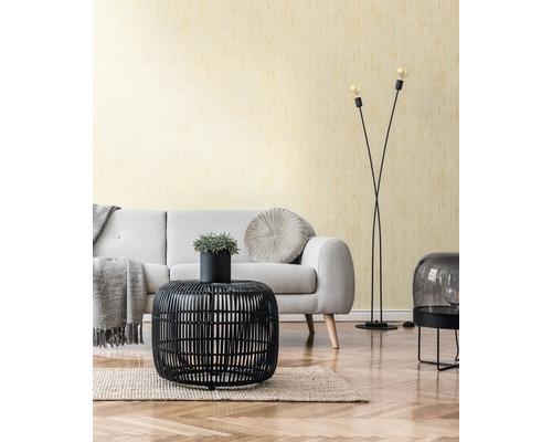 Wohnzimmer mit Sofa, Tisch, Stehlampe und Teppich auf Parkettboden