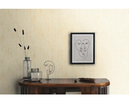 Dekoratives Wohnambiente mit Kommode, Vasen, Deko-Objekt und gerahmtem Kunstdruck.