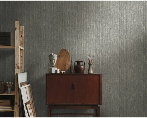 Helle, gemusterte Tapete in einem Raum mit Holzregal und Kommode