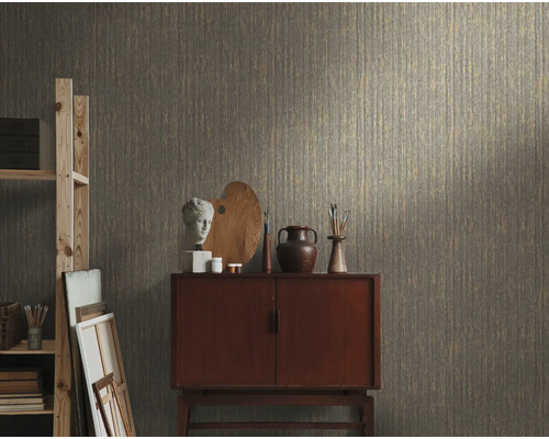 Szene mit gemusterter Tapete, Kommode und Dekorationsgegenständen