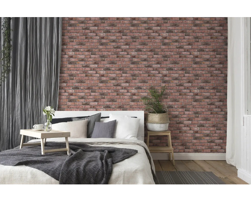 Schlafzimmer mit Backsteintapete und Bett