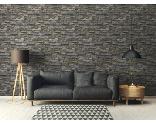 Wohnzimmer mit Steinoptik Tapete, Sofa und Lampe