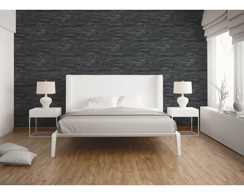 Schlafzimmer mit Bett, Nachttischen und Steinoptik-Tapete