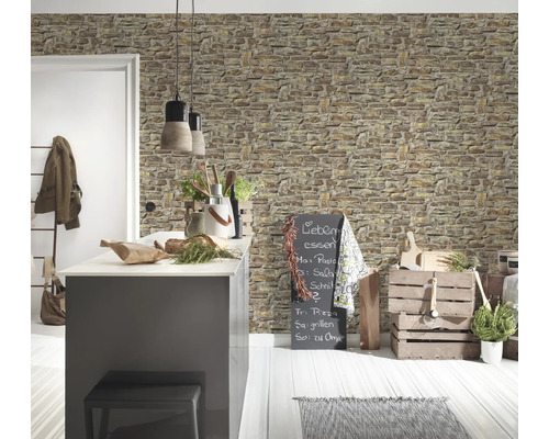 Helle Küche mit Steinwandtapete, Kochinsel und Menütafel