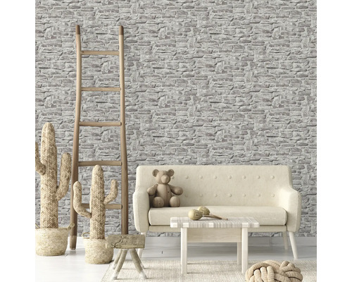 Wohnraum mit Steinwandtapete, Sofa und Holzleiter