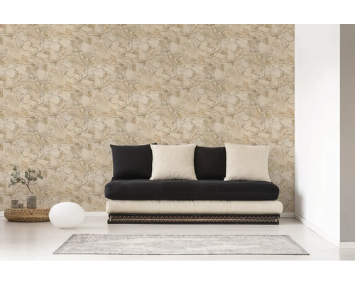 Wohnzimmer mit Steinmuster-Tapete, Futon und Teppich für ein gemütliches Ambiente