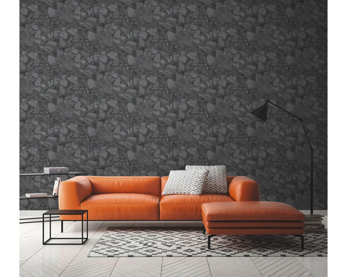 Wohnzimmer mit grauer Steinoptik Tapete, Sofa, Teppich und Stehlampe