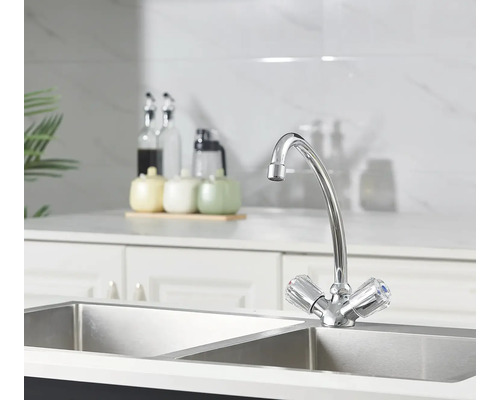 Küchenarmatur aus Chrom mit Doppelspüle im Küchenbereich