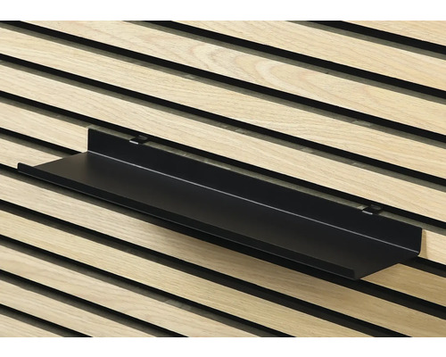 Schwarzes Wandregal auf Holzpaneel