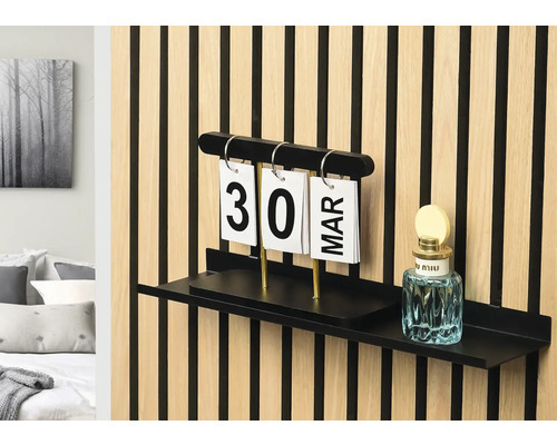 Wandpaneel mit Kalender und Dekorationsartikel auf einem Regal
