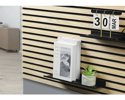 Wandpaneel aus Holz mit Regalen, Buch, Pflanze und Kalender