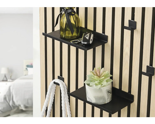 Wandpaneel mit Regalen und Haken für Dekorationen und Accessoires