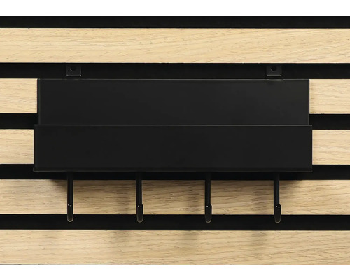 Schwarzes Regal mit Haken an einer Holzpaneelwand