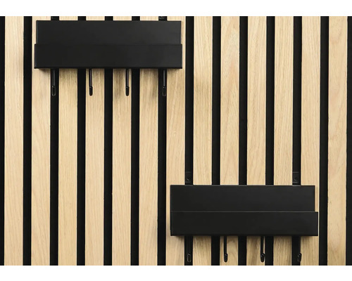 Zwei schwarze Hakenleisten an einer Holzwand