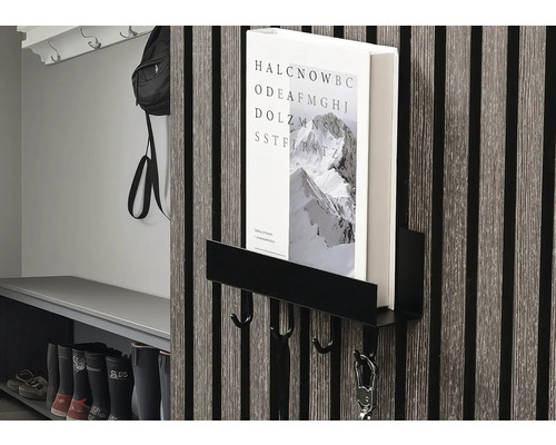 Flur mit Garderobenpaneel, Bank und Schuhregal