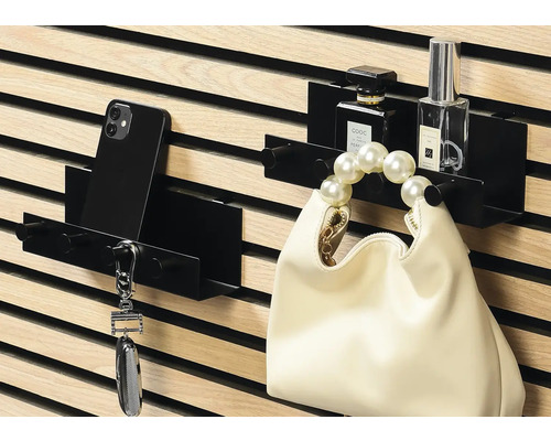 Wandgarderobe mit Ablagefläche, Handy, Schlüsselanhänger, Handtasche und Parfümflakons
