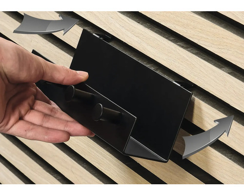 Nahaufnahme einer Person, die ein Regal an einer Holzlattenwand befestigt