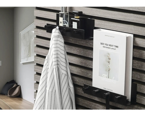 Wandgarderobe mit Haken und Ablage für Accessoires im Flur.