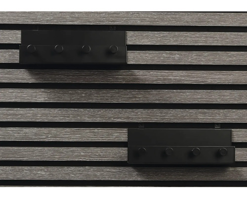 Zwei graue Wandpaneele mit vier schwarzen Haken