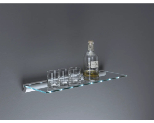 Glasregal mit drei Gläsern und einer Flasche
