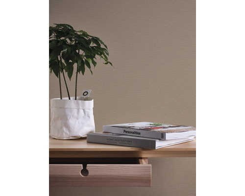 Dekoratives Interieur mit Pflanze, Büchern und Kommode