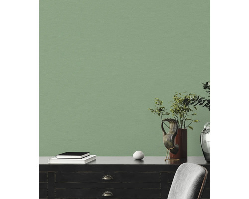 Wohnraum mit strukturierten Wandtapeten, Kommode, Dekorationen und Stuhl