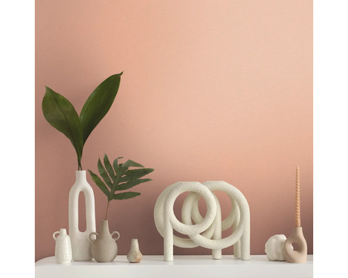 Dekorative Vasen und Kerzenhalter auf einem Regal.