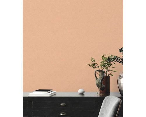 Wohnraum mit Kommode, Dekoration und einfarbiger Tapete