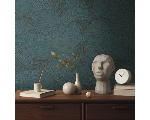 Szene mit gemusterten Tapeten, Dekorationen und Holzkommode