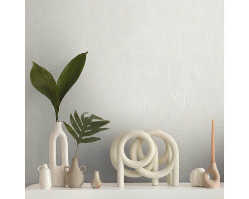 Dekorative Wand mit Tapete und verschiedenen Dekorationsgegenständen wie Vasen und Skulpturen